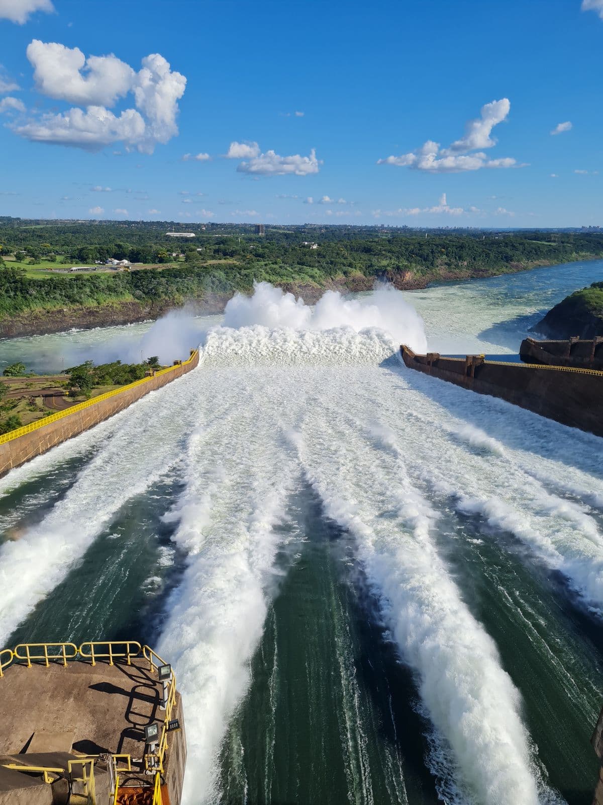 Vertedouro da Usina de Itaipu visto durante uma visita turística