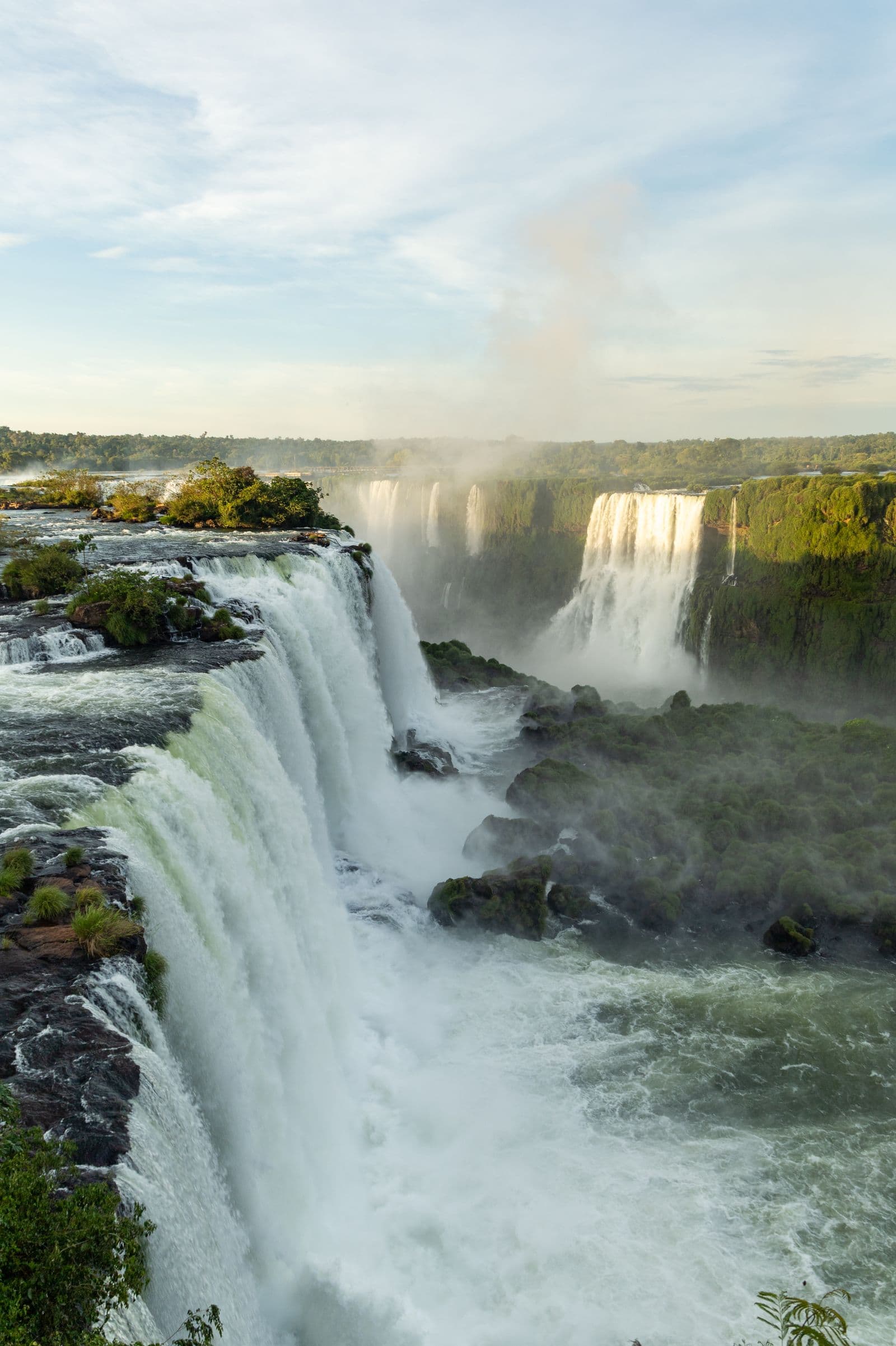 Passarela sobre as Cataratas do Iguaçu com arco-íris ao fundo