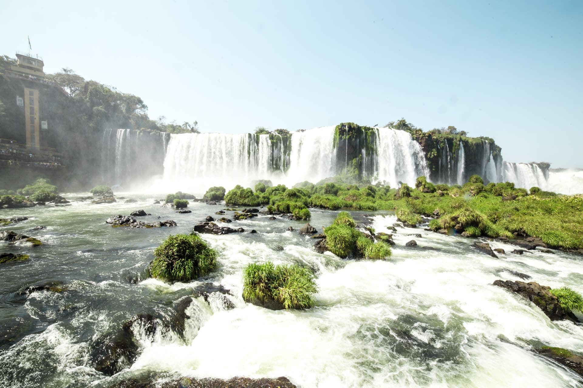 Vista aérea das Cataratas do Iguaçu em meio à Mata Atlântica