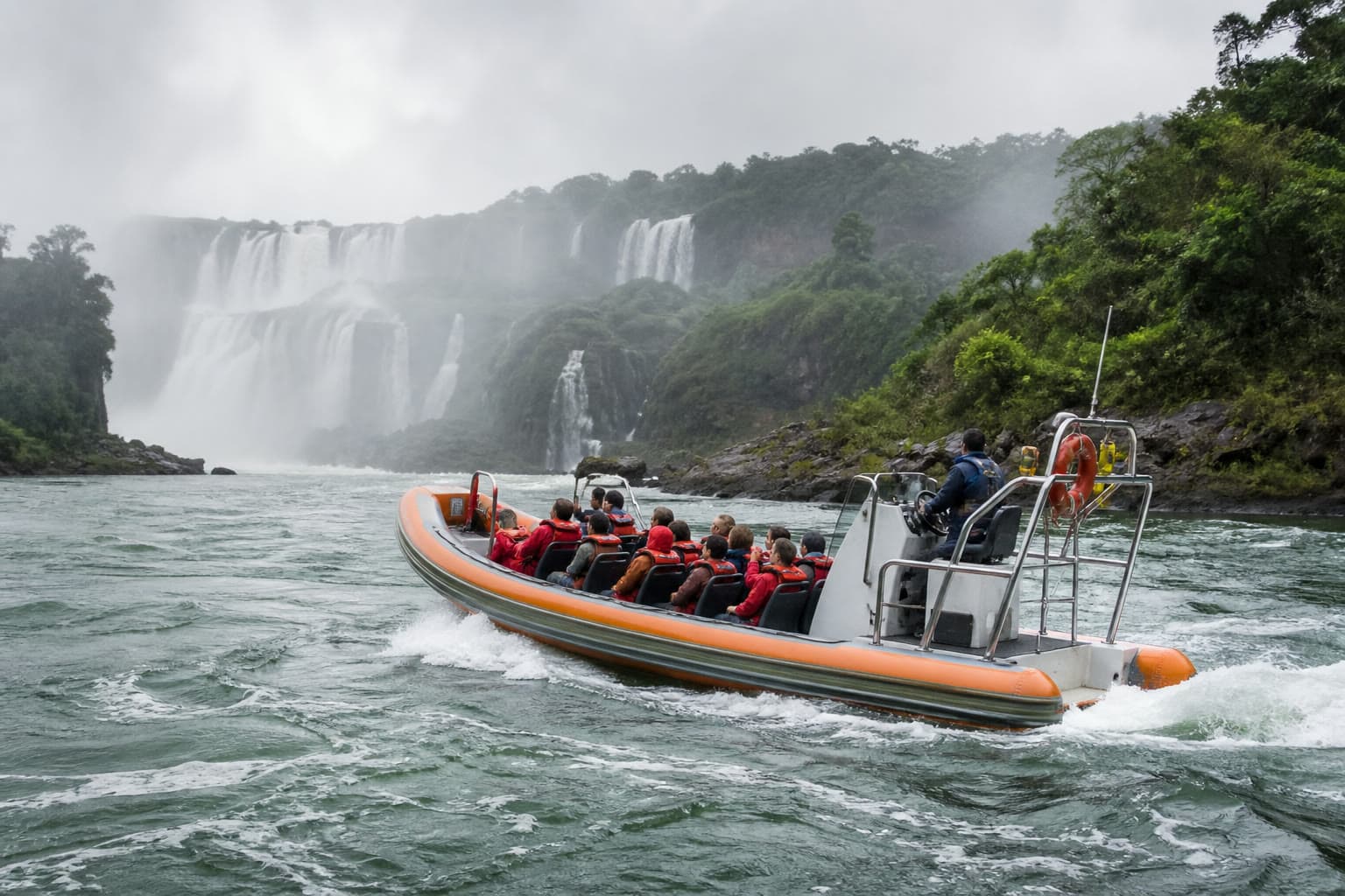 Barco com visitantes usando coletes salva-vidas navega pelo Rio Iguaçu em meio à mata